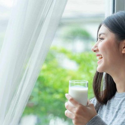 Phụ nữ uống sữa đậu nành