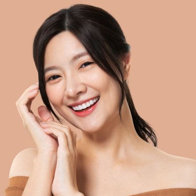 cô gái châu á cười tươi- tinh chất sáng da