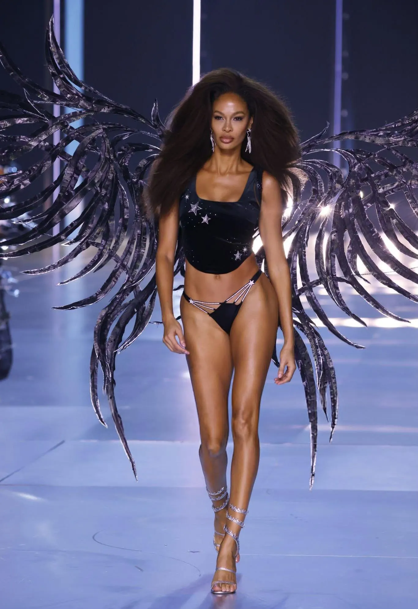 Joan Smalls tại Victoria's Secret Fashion Show 2024