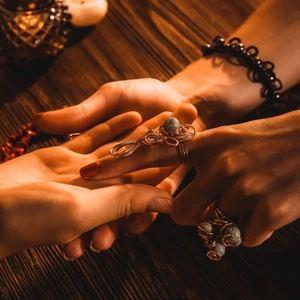Thumbnail cô gái đeo nhẫn coi bói tình duyên bằng đường chỉ tay