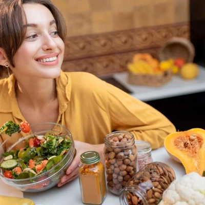 Cô gái ngồi ăn salad - Chế độ ăn 16/8