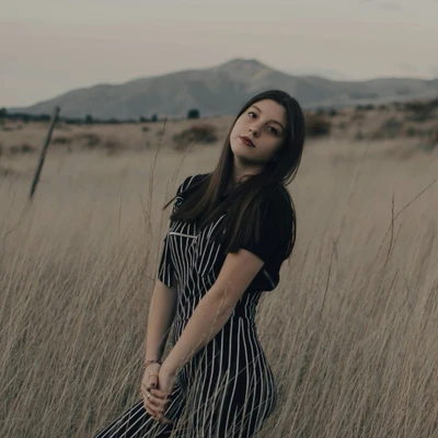 cô gái mặc áo đen trên cánh đồng tử vi ngày 22/11/2025