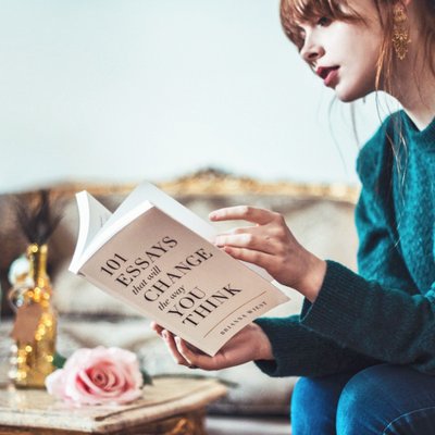 cô gái đọc sách xây dựng phong cách cá nhân