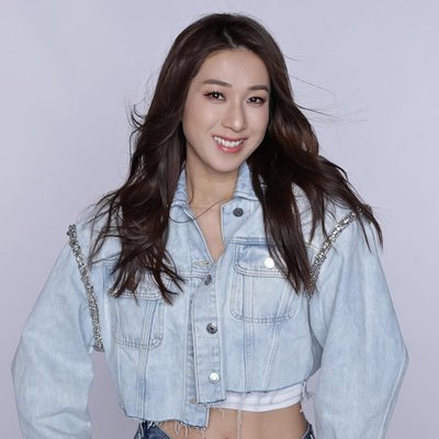 Chung Gia Hân mang áo khoác jean.