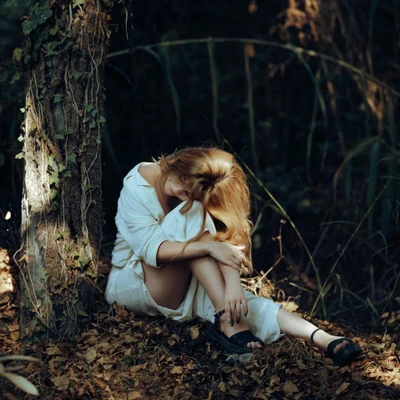 tử vi ngày 12/12/2025 cô gái ngồi trên lá