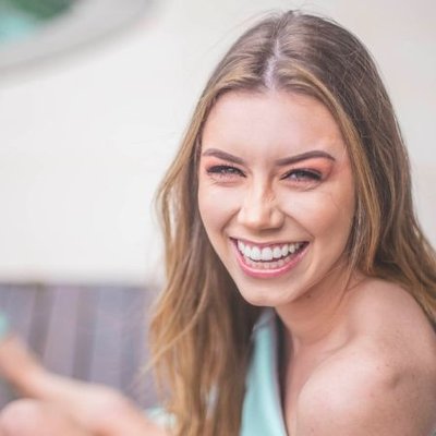 cô gái đang cười chăm sóc răng
