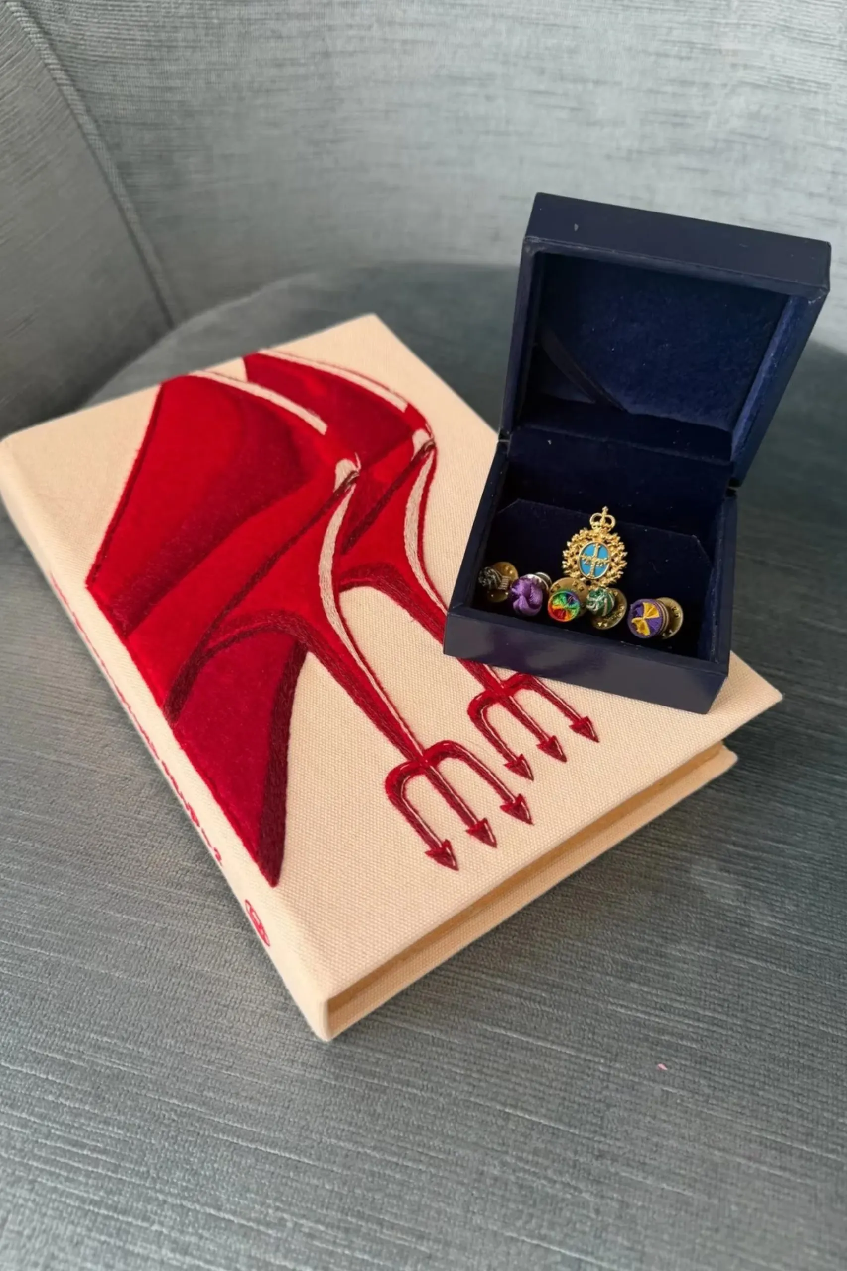 clutch olympia le-tan và huân chương