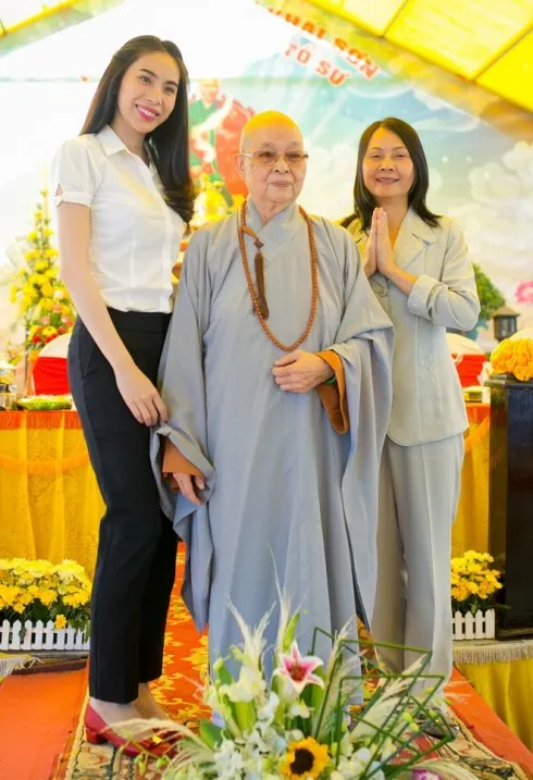 Mẹ của Thủy Tiên cũng tham gia hoạt động từ thiện này cùng hai vợ chồng