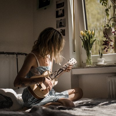 cô gái chơi đàn và tận hưởng cuộc sống