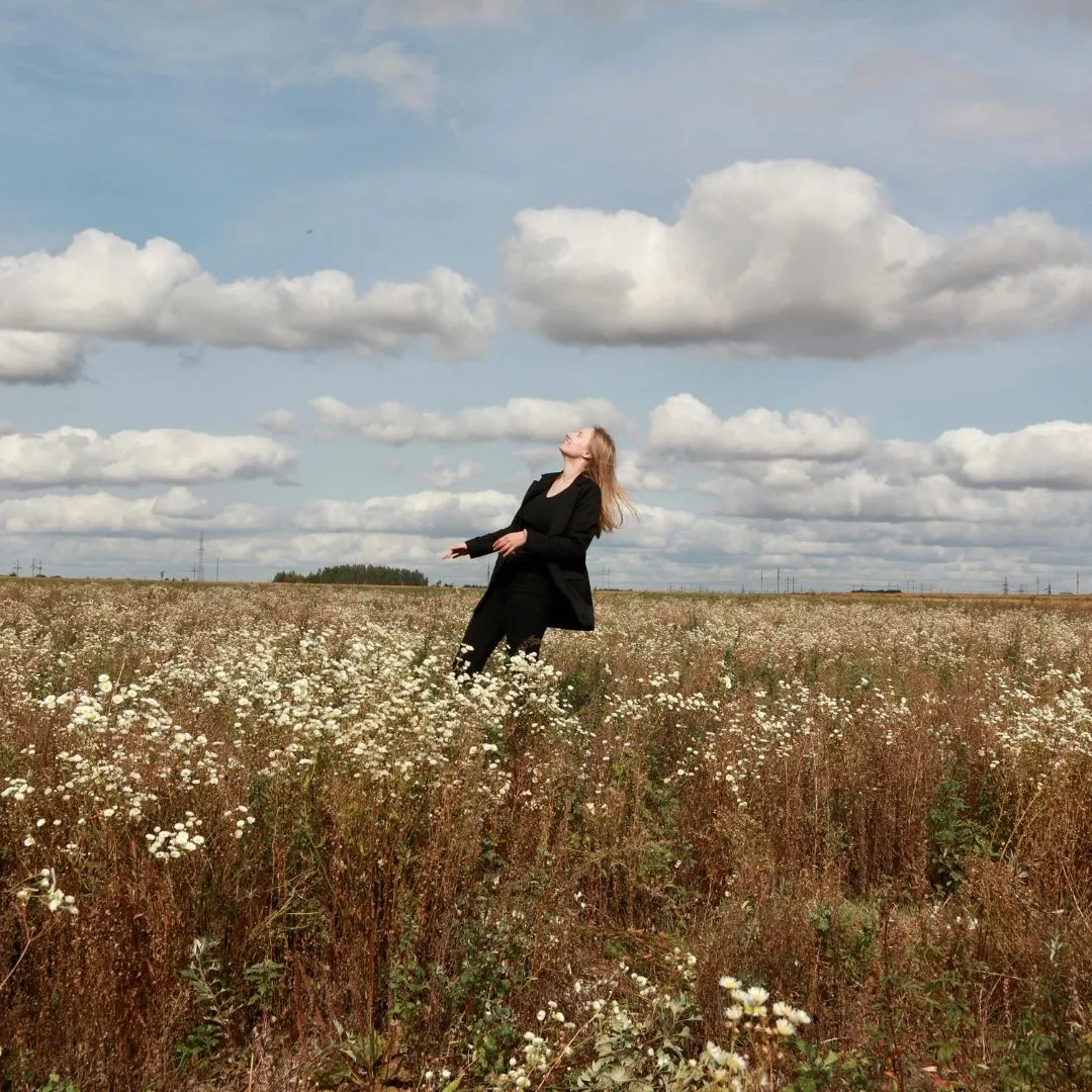 cô gái ngửa đầu ra sau trên cánh đồng tử vi ngày 5/4/2026