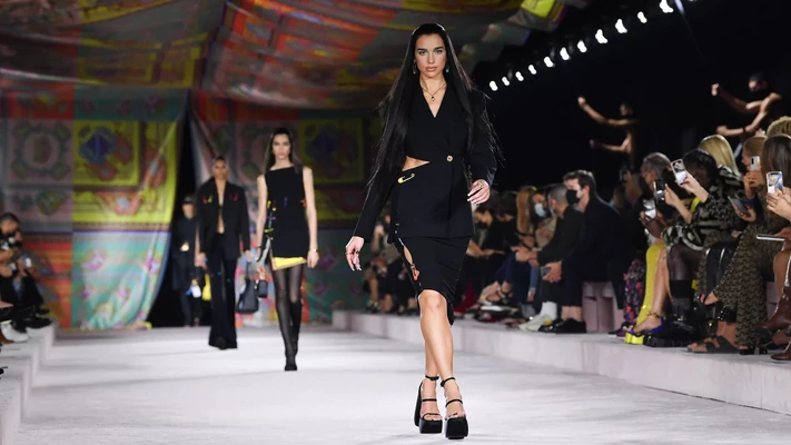 sàn diễn Versace xuân hè 2022 ở tuần lễ thời trang Milan