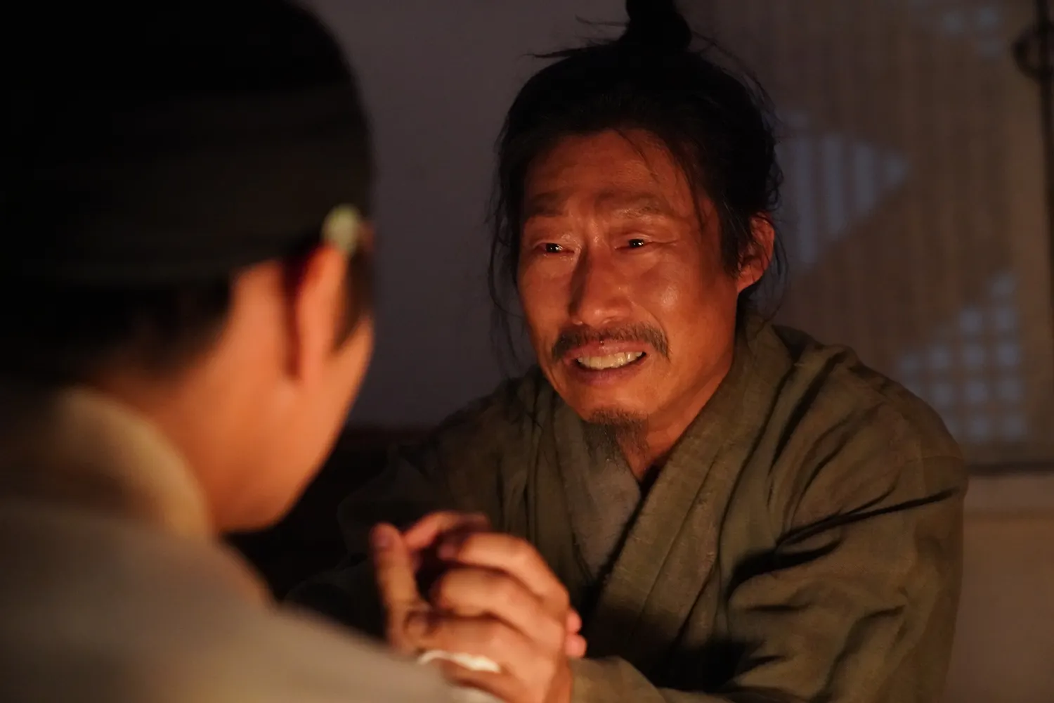 Yoo Hae Jin thủ vai trưởng thôn Eom Heung Do trong dưới bóng điện hạ