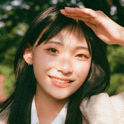 trang điểm - cô gái để mái thưa và tạo dáng che nắng để chụp hình