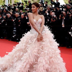 thời trang thảm đỏ liên hoan phim Cannes 2022
