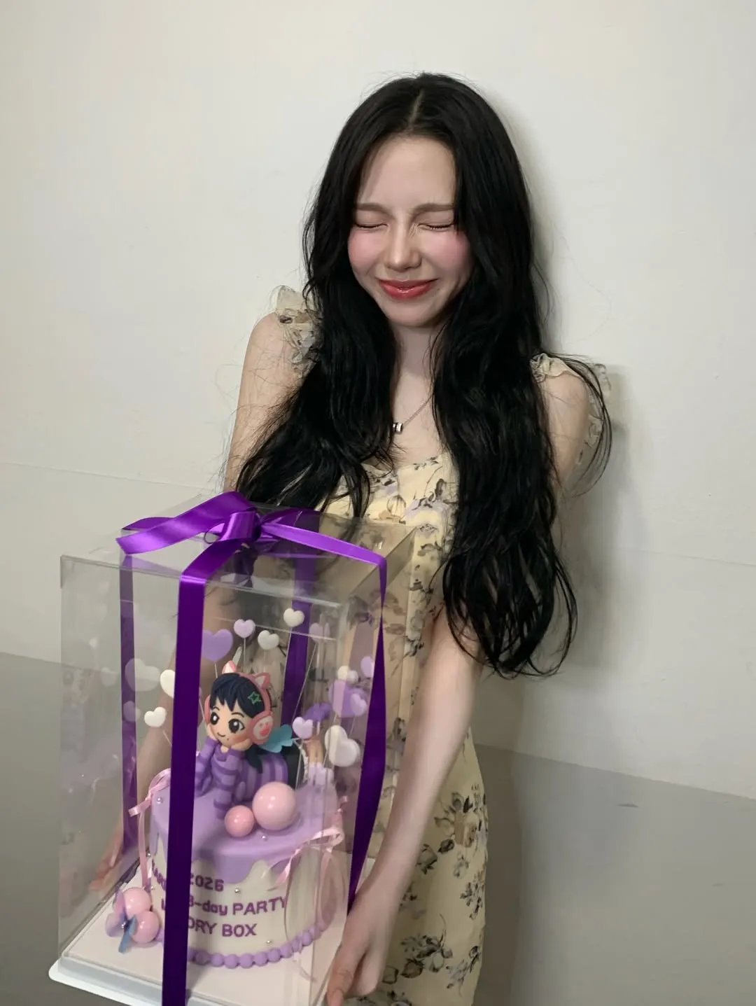 Karina trong thiết kế váy hoa nhí.