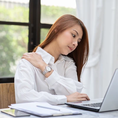 Cô nhân viên văn phòng đặt tay lên vai