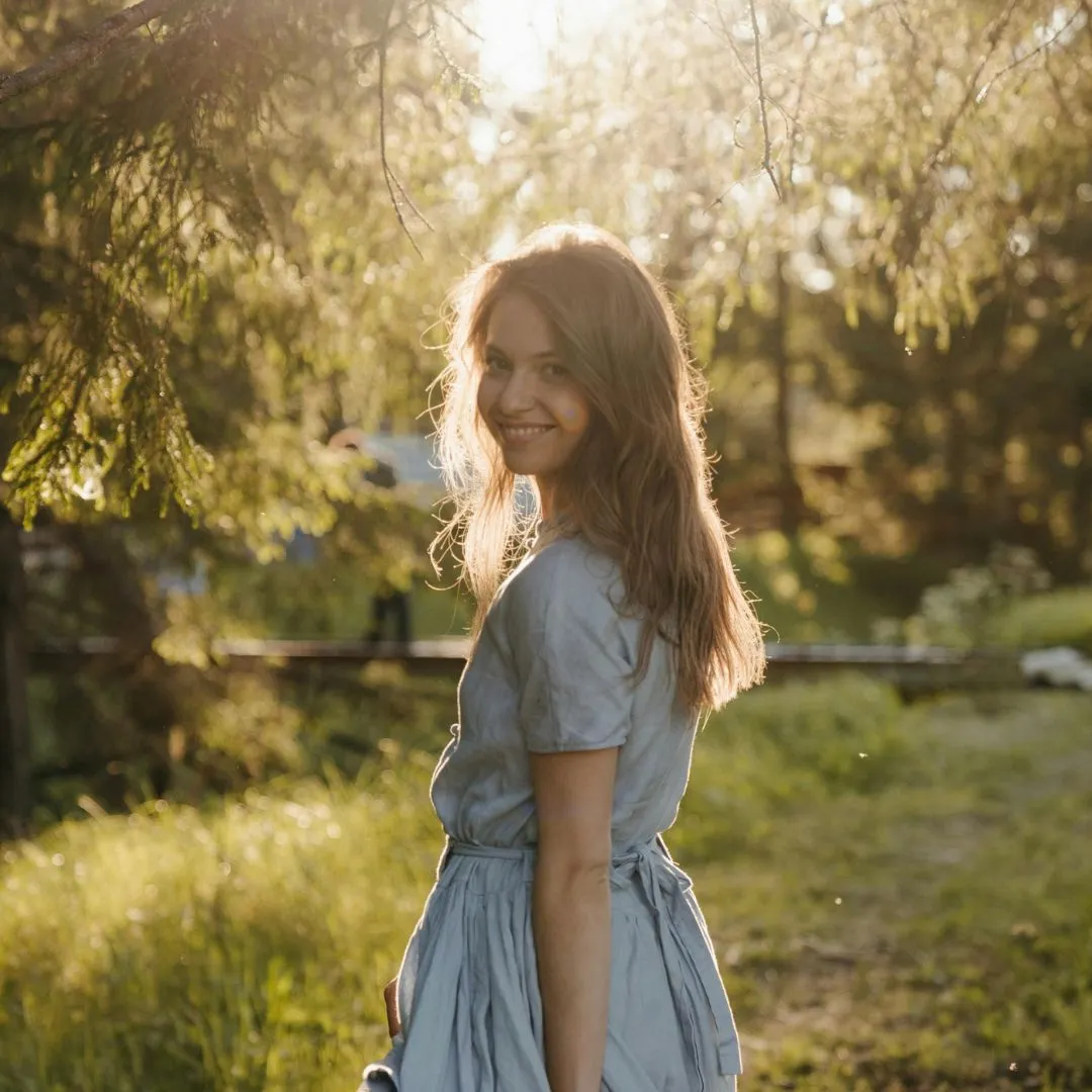 cô gái tóc vàng đứng dưới ánh nắng mỉm cười tươi tắn tử vi ngày 19/4/2026