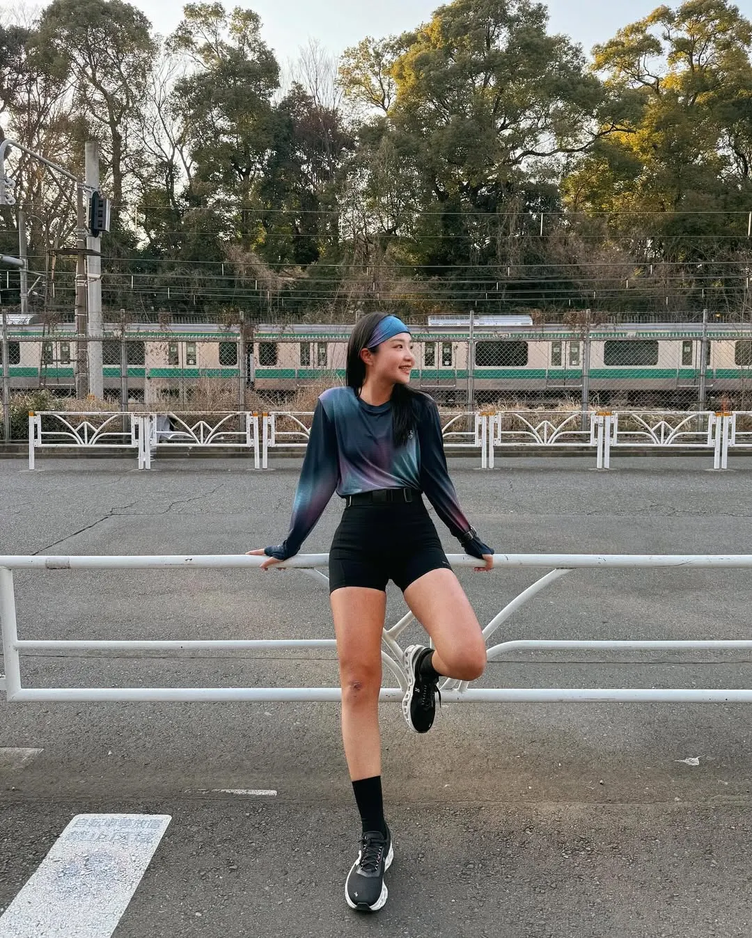 Thiết kế túi ẩn Multi-pocket giúp giữ cố định điện thoại và gel năng lượng, loại bỏ tình trạng rung lắc.