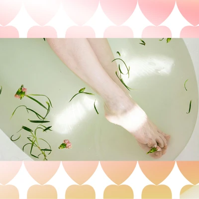 ngâm chân trong bồn nước