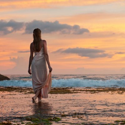 cô gái đi biển nuôi dưỡng cảm xúc