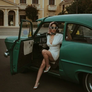 cô gái đeo kính râm có tài chính ổn định