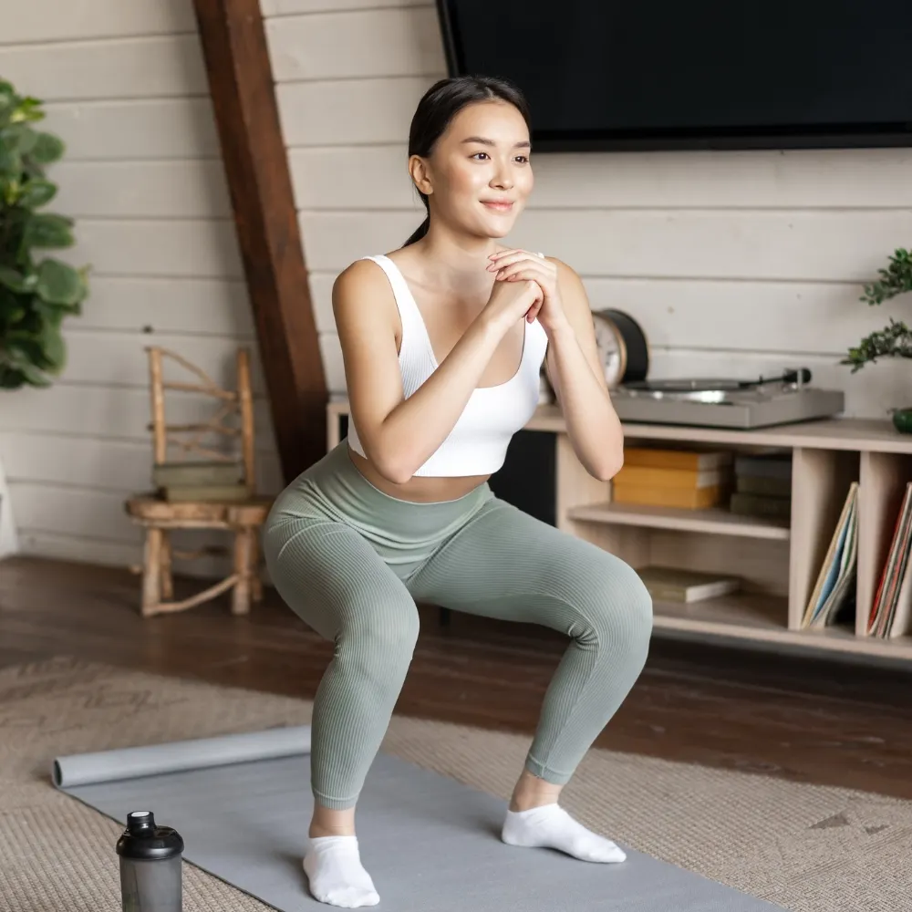 Cô gái thực hiện động tác squat.