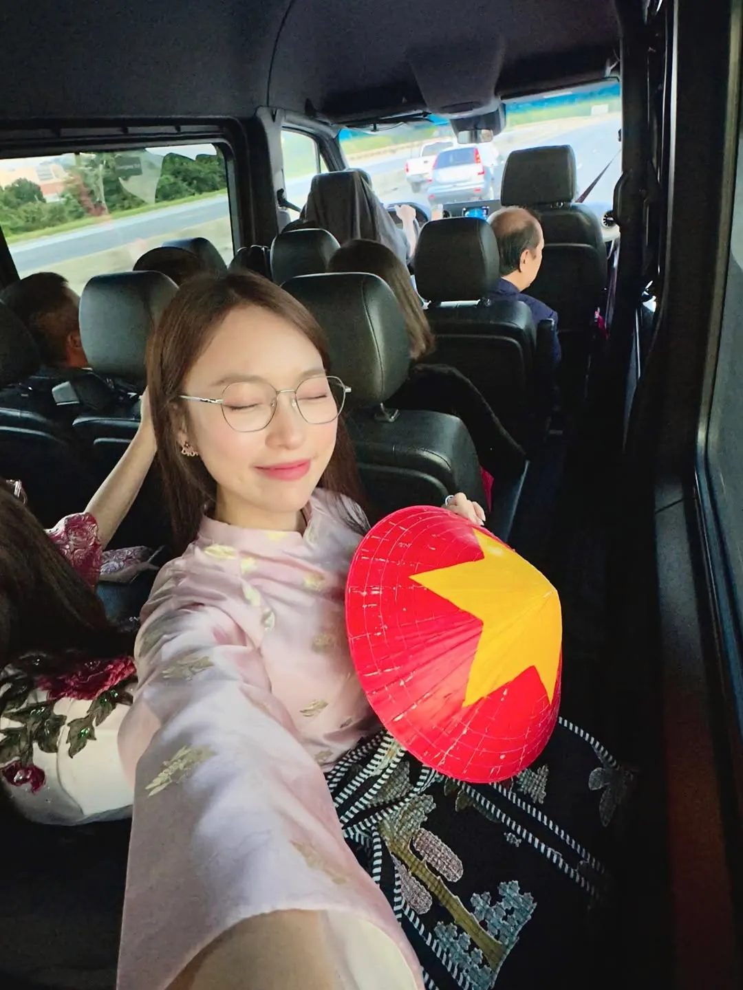 Khánh Vy diện nón lá 