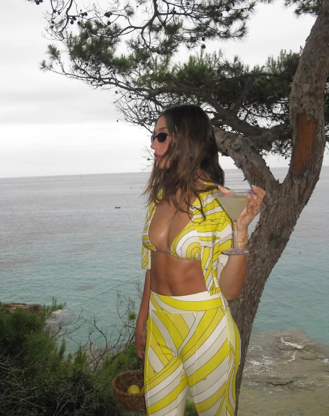 Hailey bieber diện bikini mùa hè 