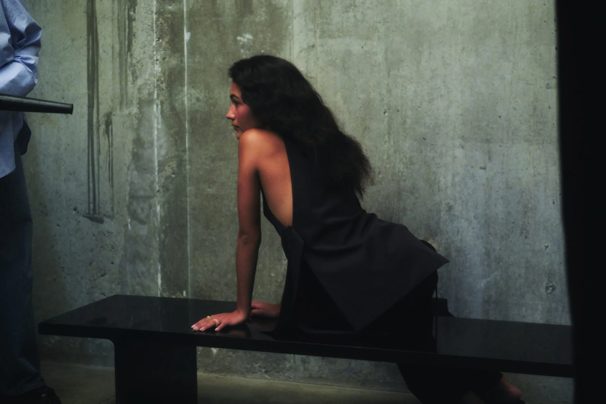 Olivia Dean đeo trang sức Clash de Cartier