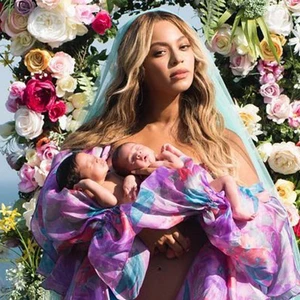 Beyoncé công bố hình ảnh của cặp song sinh nhân dịp đầy tháng của hai bé