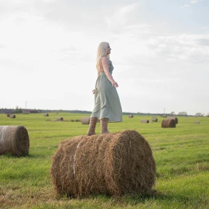 cô gái đứng trên đống rơm tử vi ngày 11/1/2026