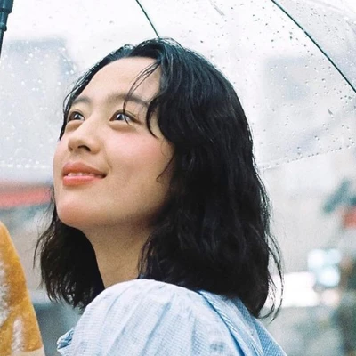 cô gái dưới mưa