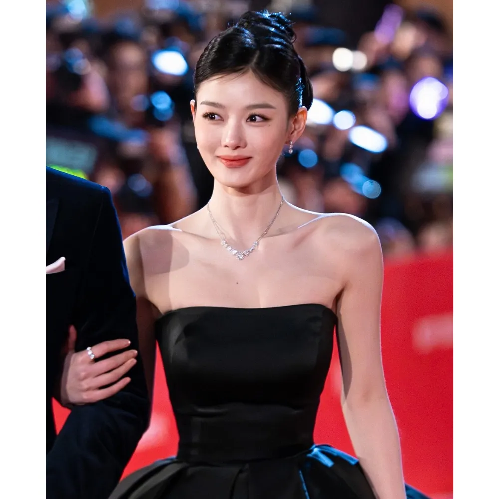 Nữ diễn viên mang đầm đen và búi tóc cao trong Dear X