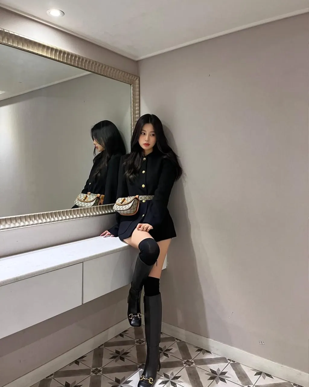 Outfit nữ tính hơn với boots cao cổ gam màu đen.