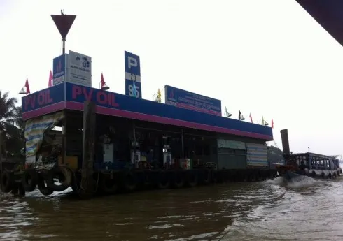 Trạm xăng “di động” trên sông