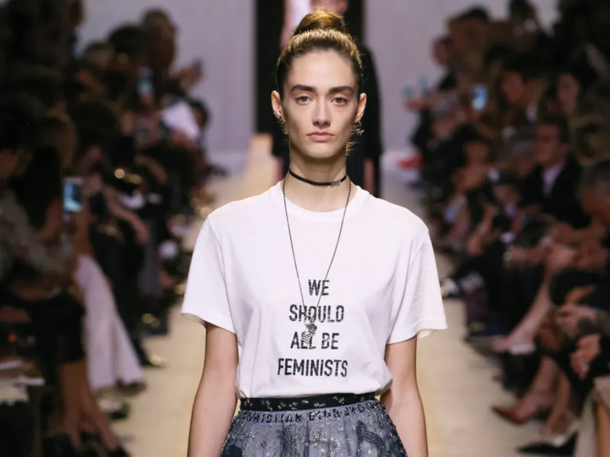 áo we should all be feminists Maria Grazia Chiuri 8/3