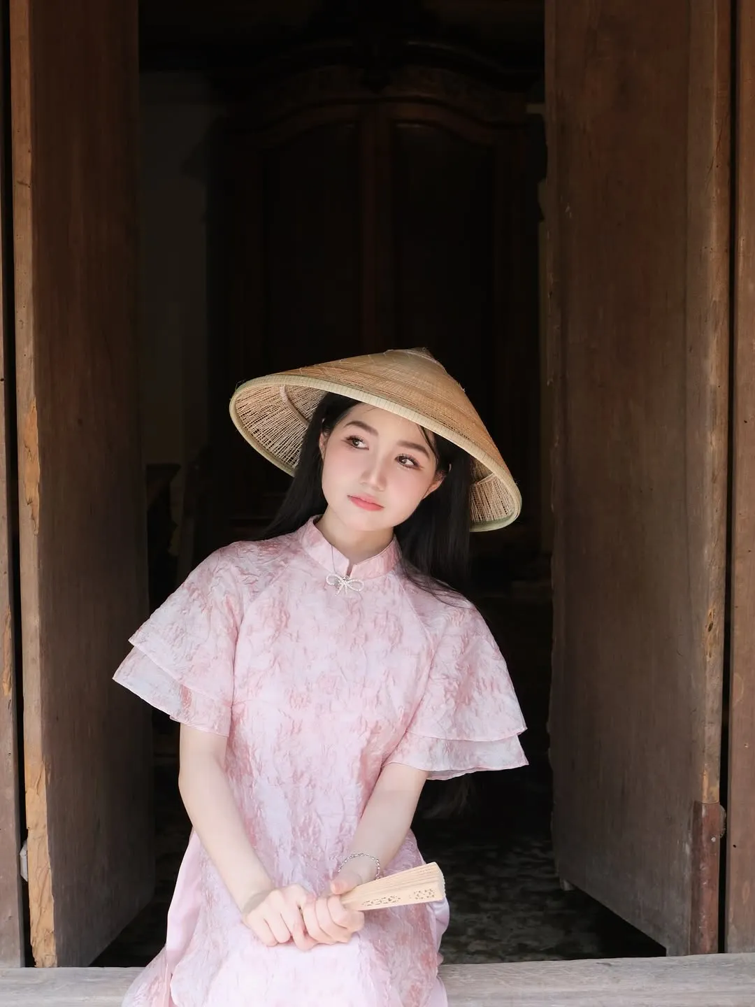 Mặt dây chuyền hình nơ bạc mang lại vẻ ngoài ngọt ngào và nữ tính cho những bộ áo dài du xuân.