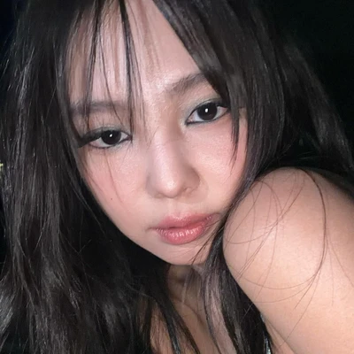 Jennie (BLACKPINK) trang điểm mắt khói xám xanh