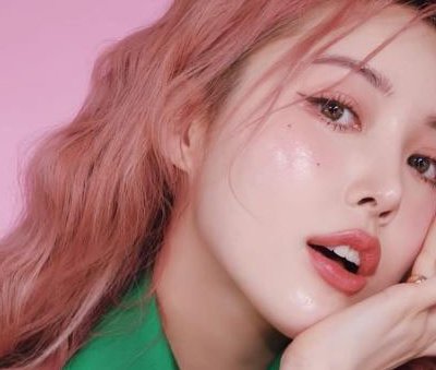 Cô gái trang điểm màu hồng