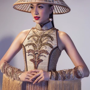 Á hậu Lệ Hằng trong trang phục truyền thống dự thi hoa hậu hoàn vũ thế giới 2016