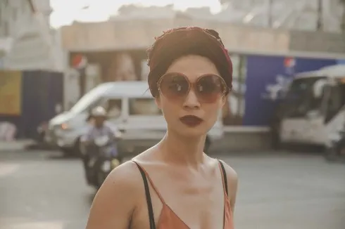 Chân dung NTK Li Lam "hoang dại và đàn bà" - ELLE.VN