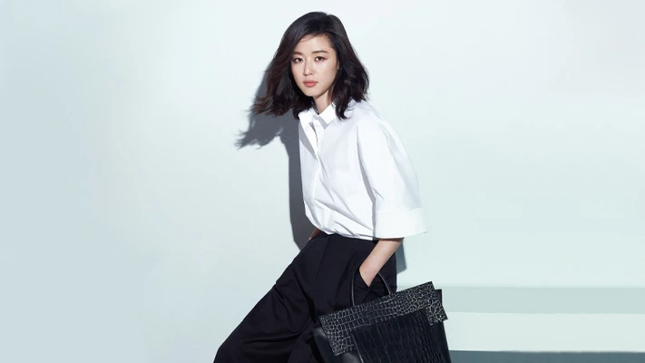 jun ji hyun mặc áo sơ mi trắng đeo túi alexander mcqueen