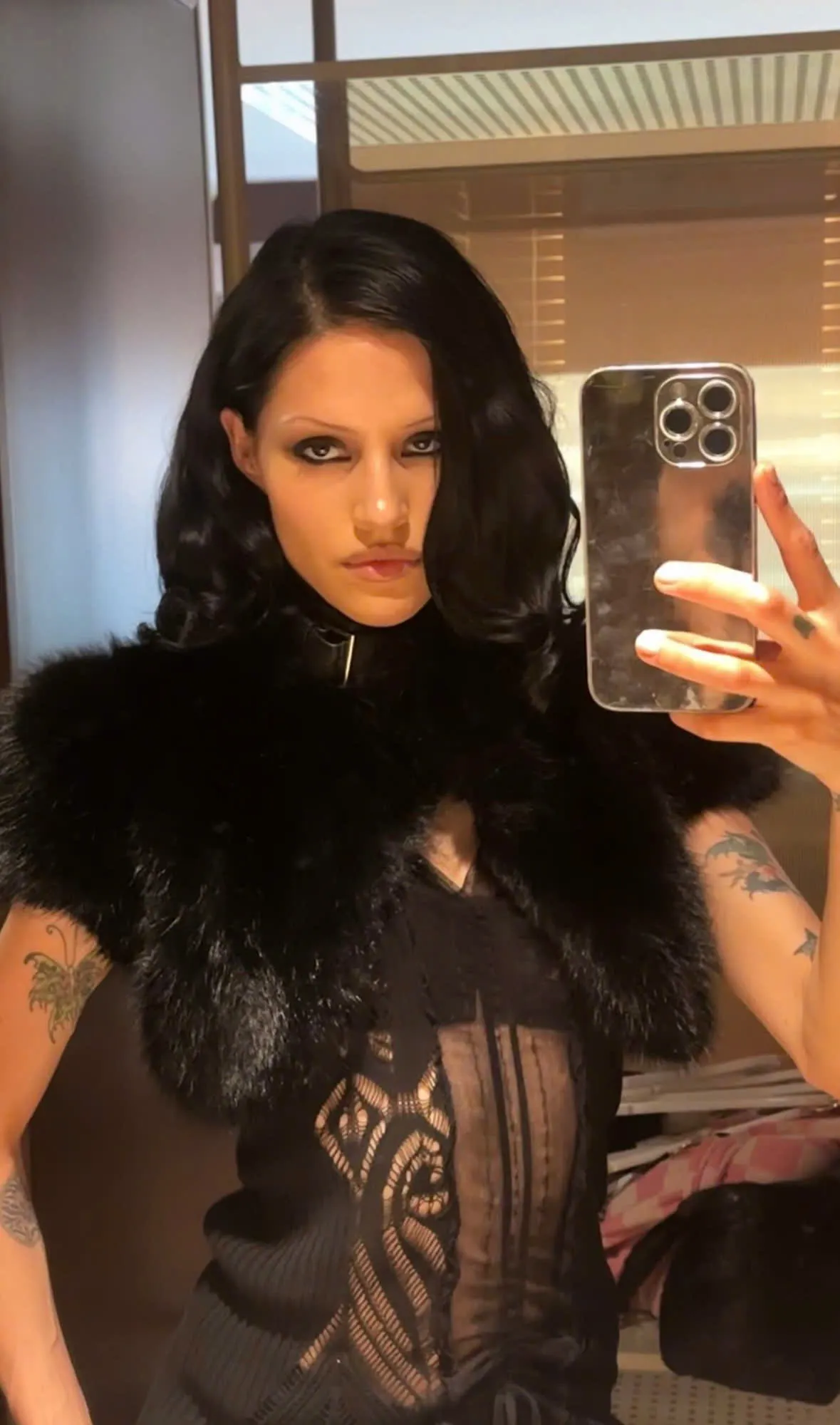 Gabbriette thể hiện vẻ ngoài sắc lạnh, tối giản với Kate Fur Cropped Jacket lông đen của FANCÌ CLUB, phối cùng trang phục ren xuyên thấu và phụ kiện choker.