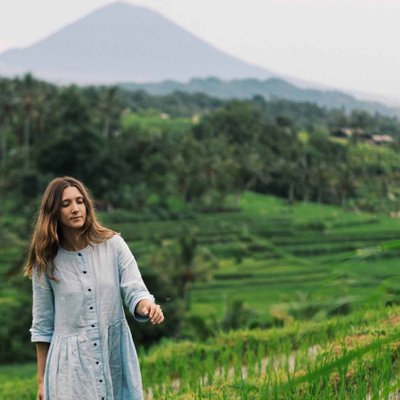 cô gái đi trên đồng ruộng