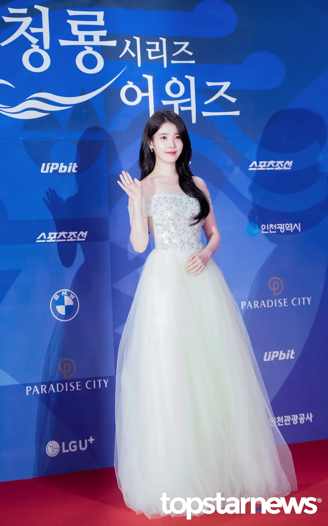 IU và đầm xoè từ Enzo Choi Jae Hoon