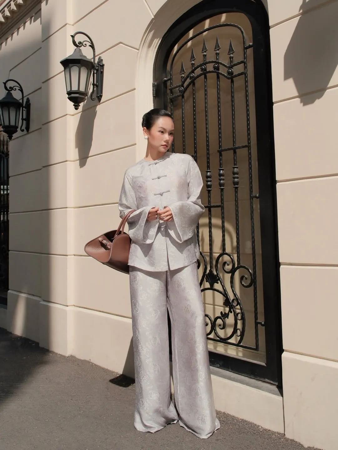 Áo bà ba dáng rộng diện cùng quần lụa suông cùng tông làm tăng vẻ thanh thoát, tự tại cho những buổi dạo phố đầu năm.