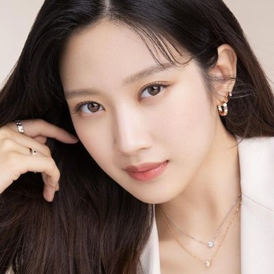 Miếng dán mụn giúp nàng tự tin trang điểm.