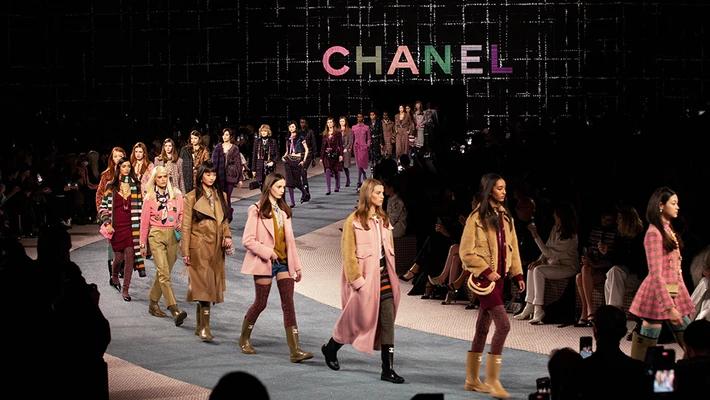 Sự trở lại của các kiểu tóc mang cảm hứng cổ điển tại Chanel Thu Đông 2022