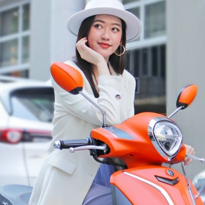 phụ nữ áo trắng yamaha