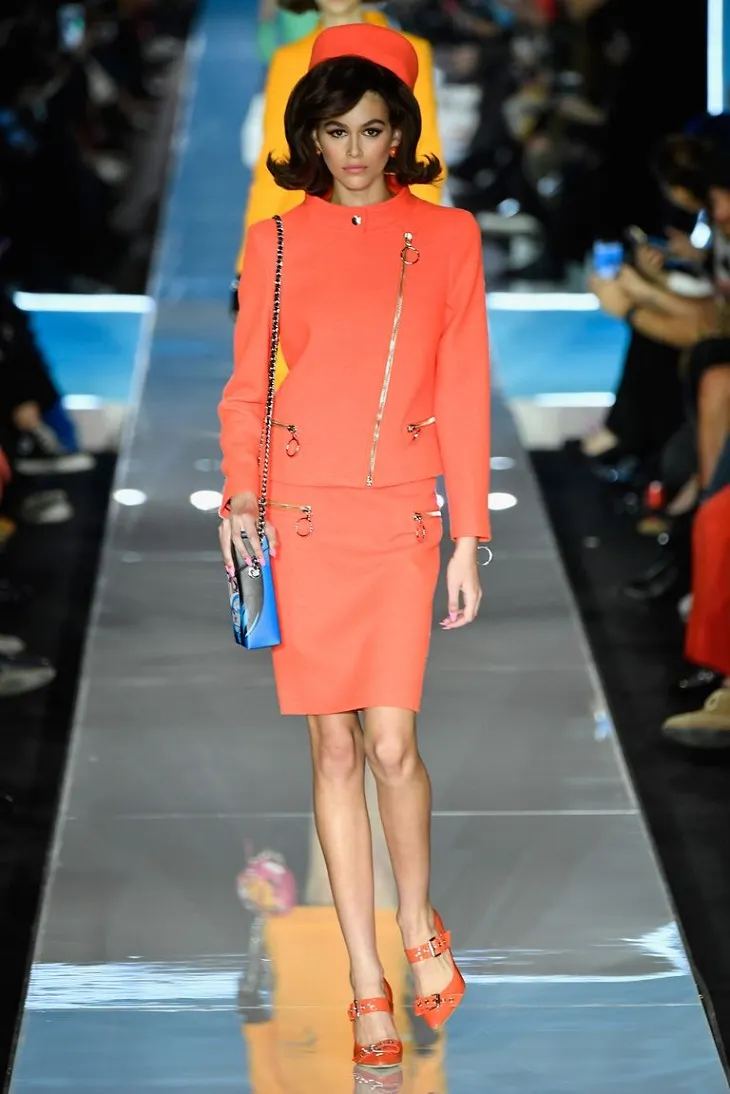 ELLE Việt Nam - Moschino nhân bản Jackie Kennedy tại sân khấu runway Milan Fashion Week 2018 (4)